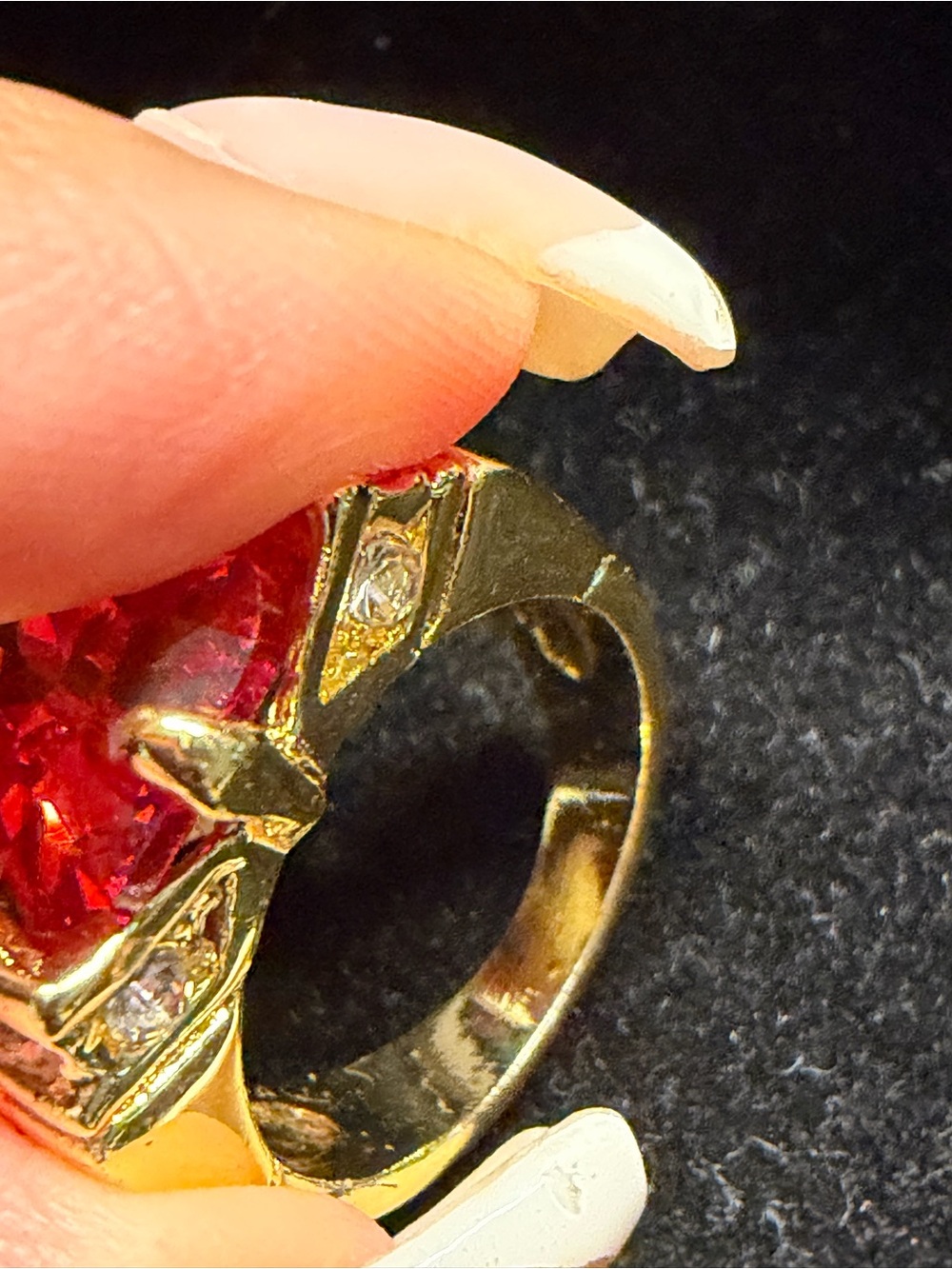 Vintage Goldtone Fashion Statement Ring Red Center Stone - SZ 7/7.5 - Picture 10 of 10